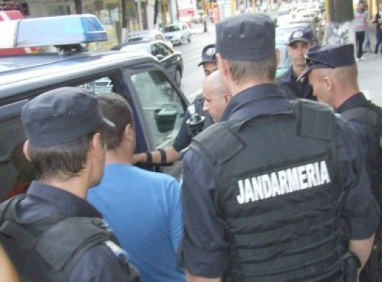 Suspect că a tâlhărit două persoane, prins într-un complex comercial